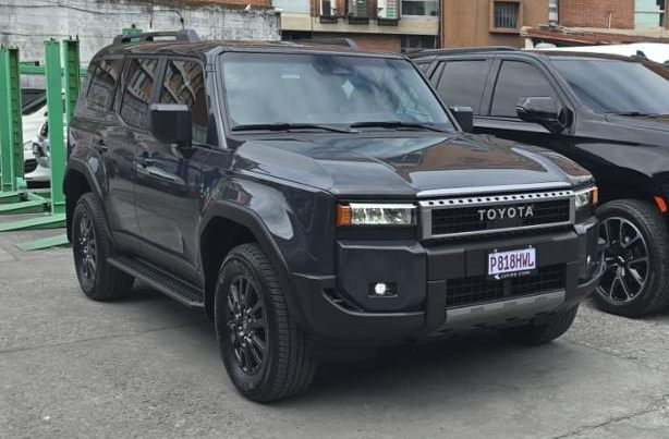 Toyota Land Cruiser Prado gris oscuro, vista delantera